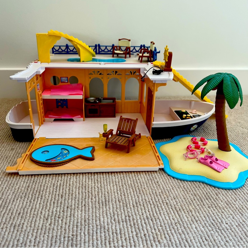 Calico Critters Seaside Cruiser